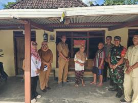 Penempelan Stiker Keluarga Miskin/Pra Sejahtera di Kalurahan Pulutan